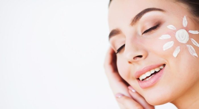 چرا ضدآفتاب مهم‌ترین محصول در روتین پوستی خانم‌هاست؟
