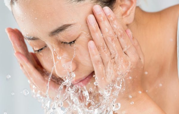۷ اشتباه رایج در شستن صورت که به پوست آسیب می‌زنند