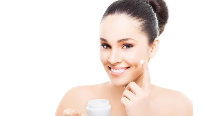 از آزمایشگاه تا پوست شما: نگاهی علمی به ترکیبات موثر محصولات مراقبتی