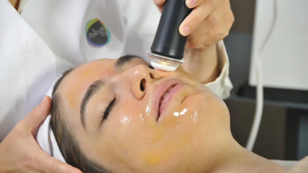 اسید تراپی چیست؟ معرفی ۱۲ اسید موثر برای جوانسازی پوست و درمان آکنه