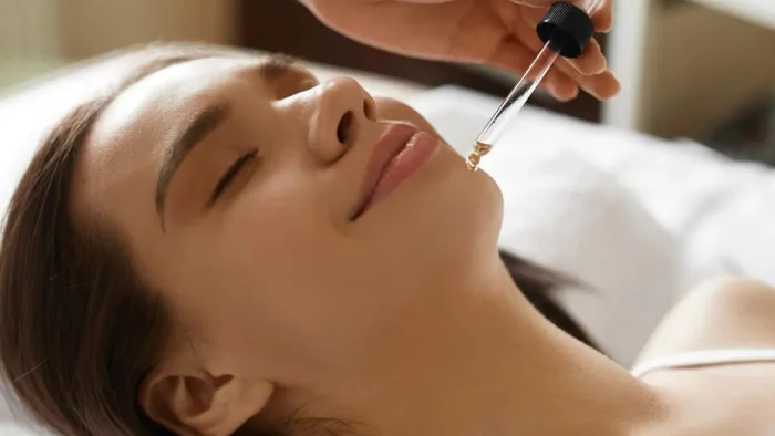 اسید تراپی چیست؟ معرفی ۱۲ اسید موثر برای جوانسازی پوست و درمان آکنه