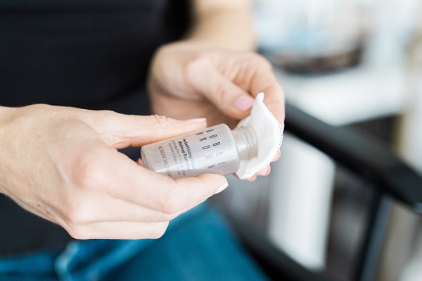 برای پاک کردن رنگ مو از پوست و ناخن چه کنیم؟