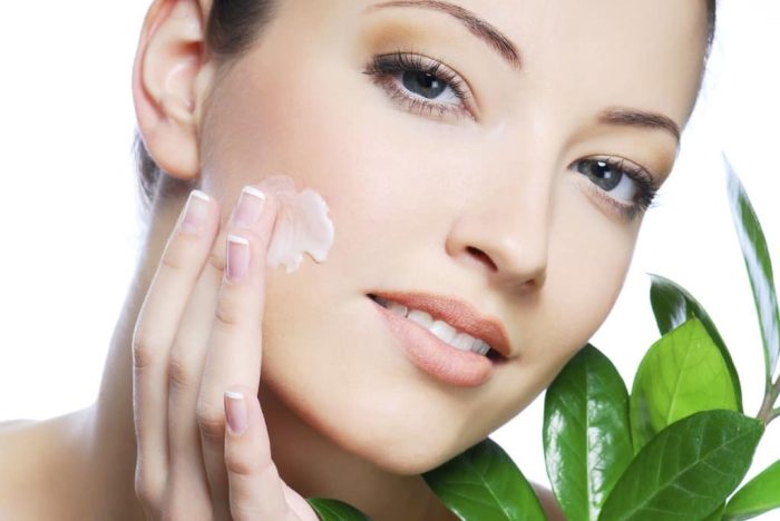 چگونه محصولات مراقبت از پوست با آسیب‌های محیطی مقابله می‌کنند؟