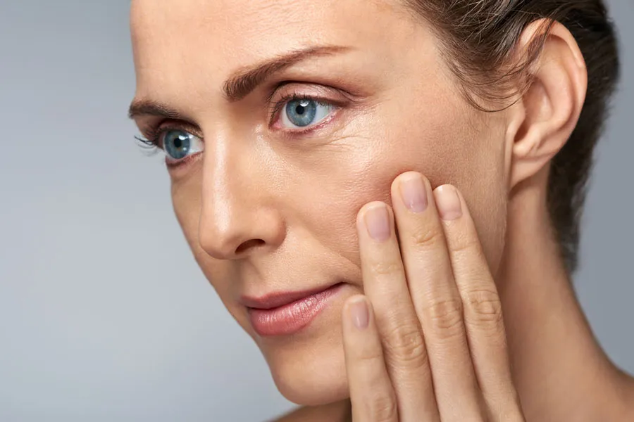 چگونه محصولات مراقبت از پوست با پیری زودرس مقابله می‌کنند؟