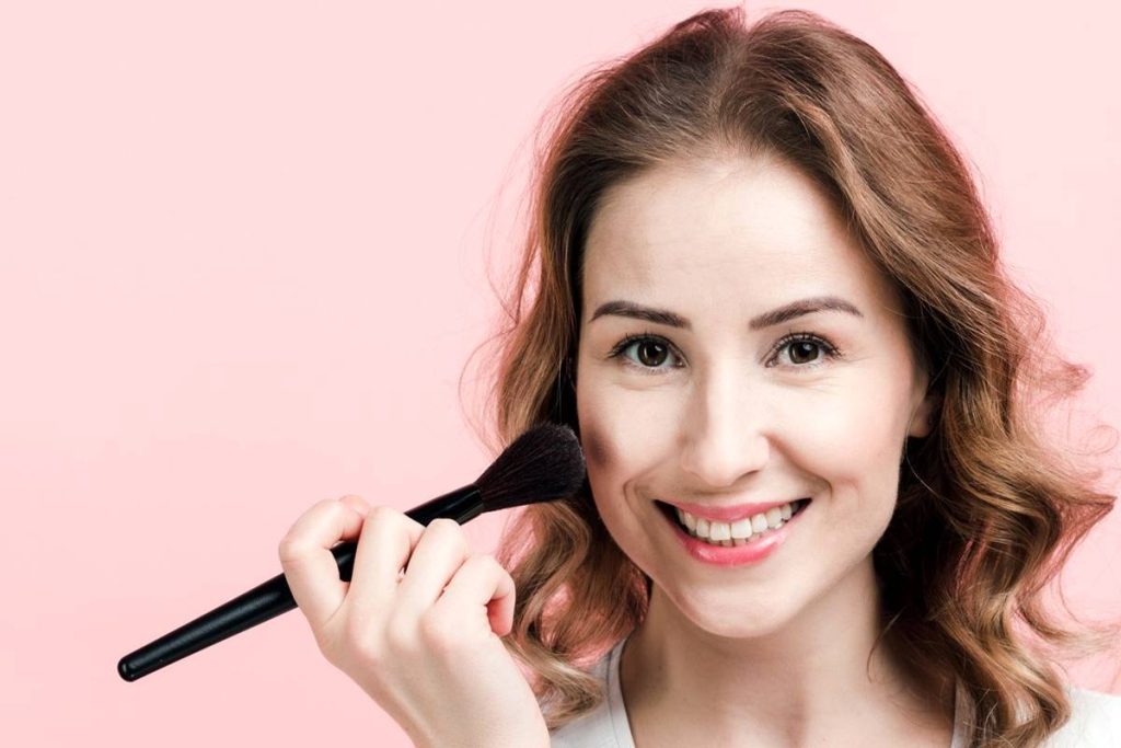 چگونه محصولات مراقبت از پوست شما را برای آرایش آماده می‌کنند؟