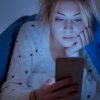 چگونه محصولات مراقبتی می‌توانند پوست شما را در برابر نور آبی محافظت کنند؟