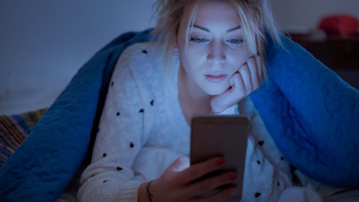چگونه محصولات مراقبتی می‌توانند پوست شما را در برابر نور آبی محافظت کنند؟